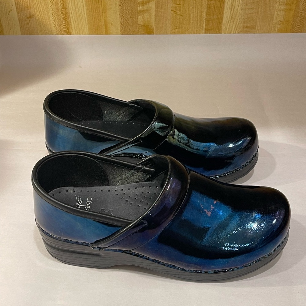 DANSKO WOMEN'S XP 2.0 blue NAVY EMBOSSED PATENT CLOG